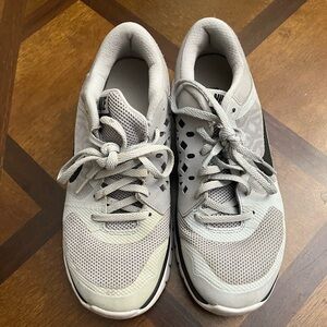 Nike Flex 2015 RUN Size 6.5 Y
